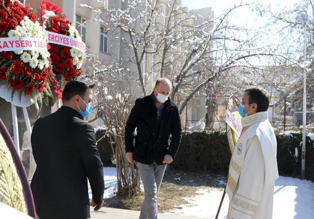 ERÜ’de 14 Mart Tıp Bayramı dolayısıyla Çelenk Sunma Töreni düzenlendi