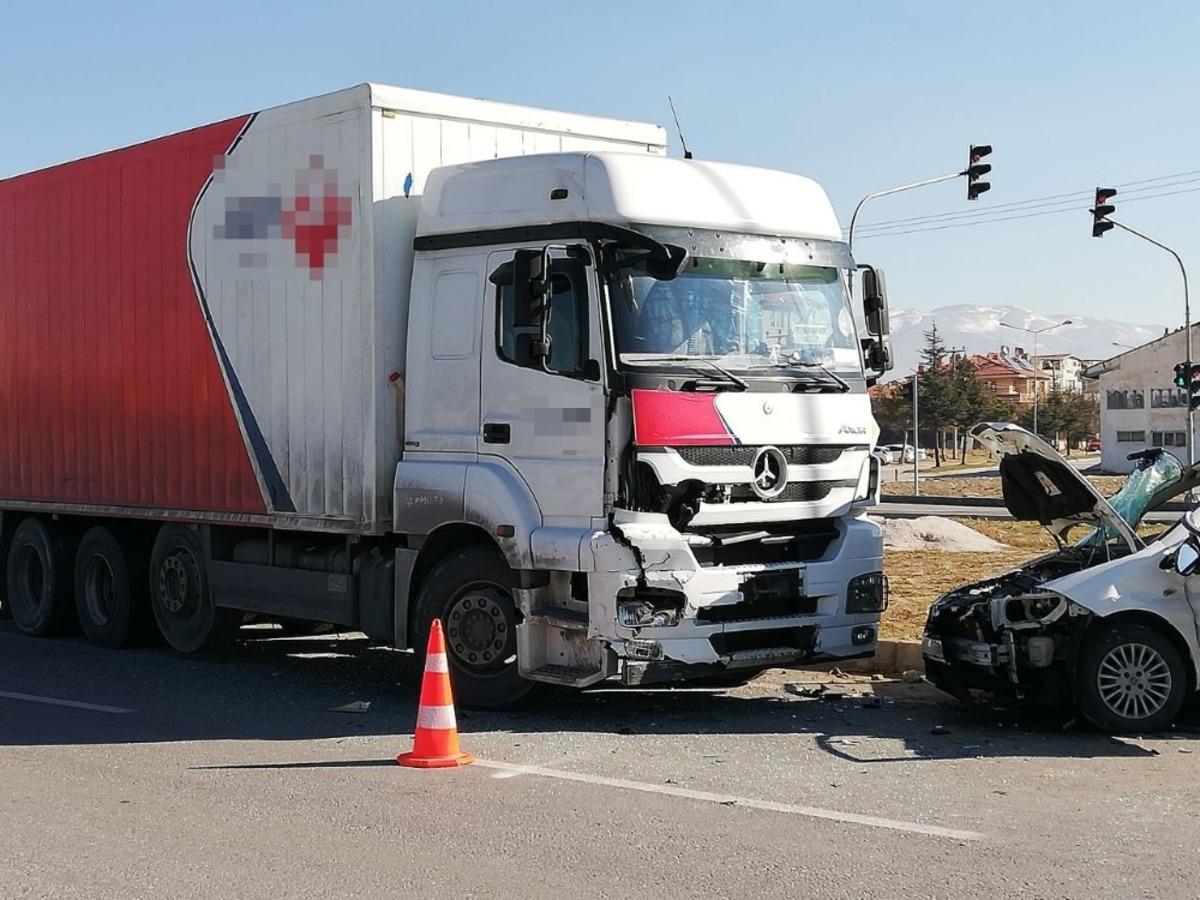 Kargo y&uuml;kl&uuml; tır ile otomobil &ccedil;arpıştı: 2 yaralı