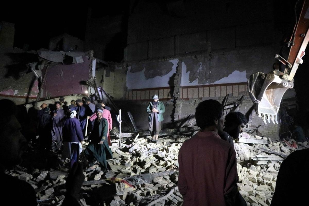 Afganistan&rsquo;da polis karakoluna bombalı saldırı: 8 &ouml;l&uuml;, 53 yaralı