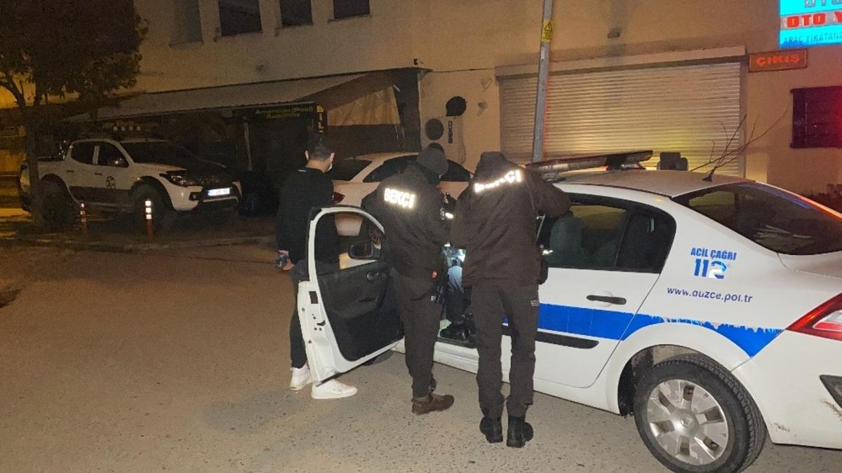 Sokak arasında s&uuml;rekli y&uuml;r&uuml;y&uuml;ş yapan gen&ccedil;ten ruhsatsız tabanca &ccedil;ıktı