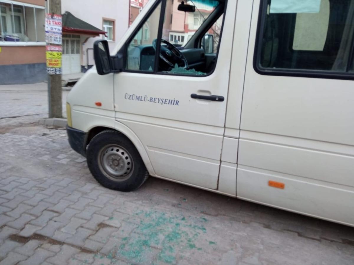 Konya&rsquo;da ara&ccedil;lara taşla zarar veren ş&uuml;pheli g&uuml;venlik kamerasından yakalandı
