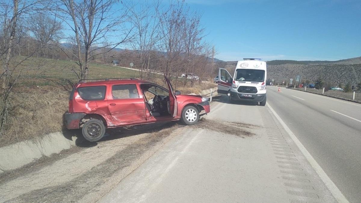 Doktorun kullandığı hafif ticari ara&ccedil; trakt&ouml;re &ccedil;arpıp takla attı : 4 yaralı