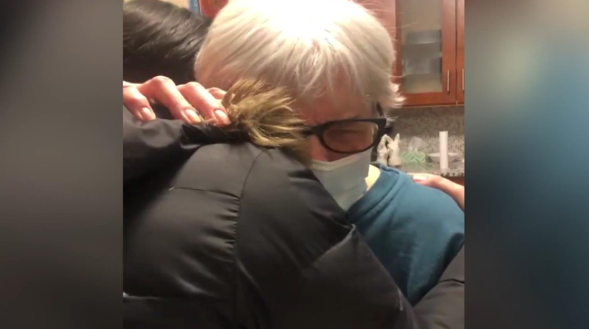 Bir ilk yaşandı! Doktordan yaşlı hastaya ‘torununa sarılabilirsin’ reçetesi