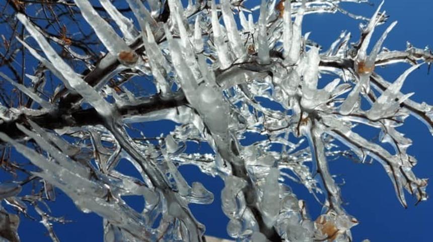 Bayburt&rsquo;ta kar yağışının ardından soğuk hava etkisini artırdı