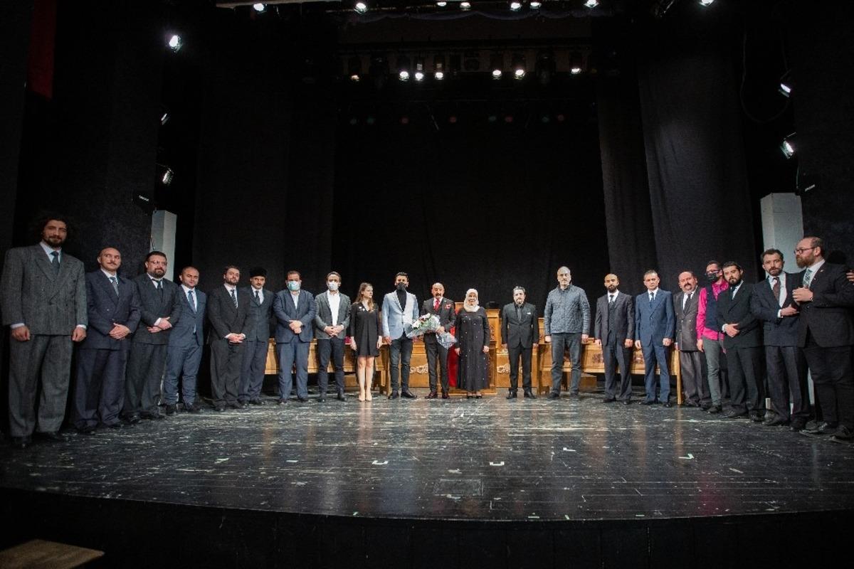 Perde İstiklal Marşı i&ccedil;in a&ccedil;ıldı