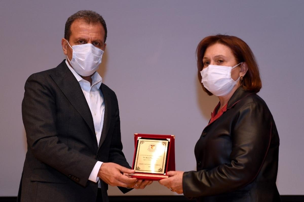 Sağlık &ccedil;alışanlarından Başkan Se&ccedil;er plaket