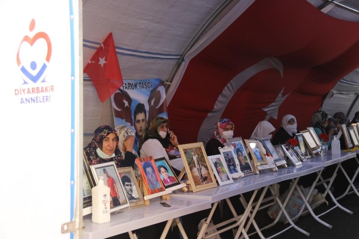 Ter&ouml;ristler, evladını istemek i&ccedil;in annenin uzattığı Yasin-i Şerif&rsquo;e tekme attı