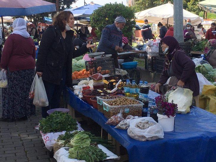 Cumartesi pazarında maskesiz alış veriş G1
