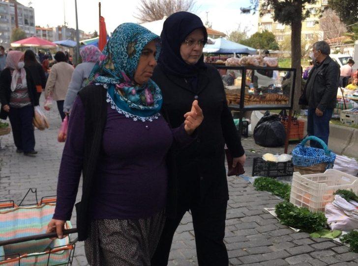 Cumartesi pazarında maskesiz alış veriş G2