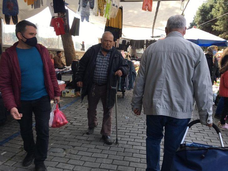 Cumartesi pazarında maskesiz alış veriş G3