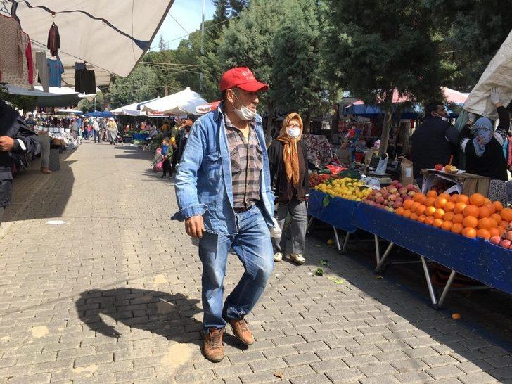 Cumartesi pazarında maskesiz alış veriş G4