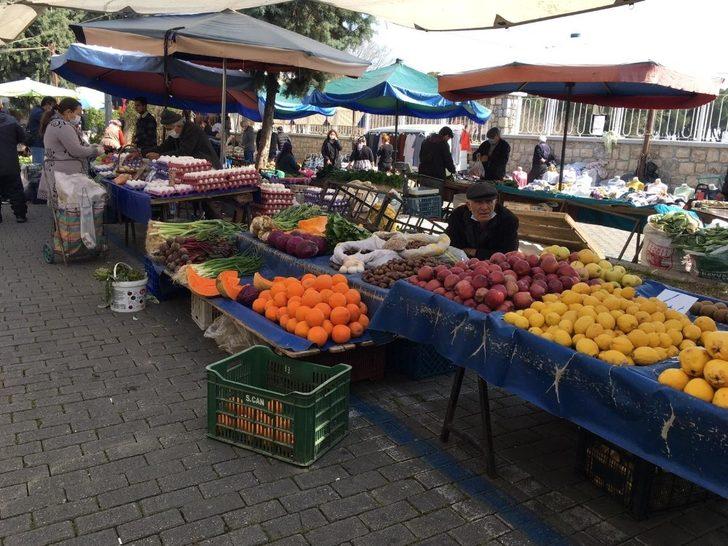 Cumartesi pazarında maskesiz alış veriş G5