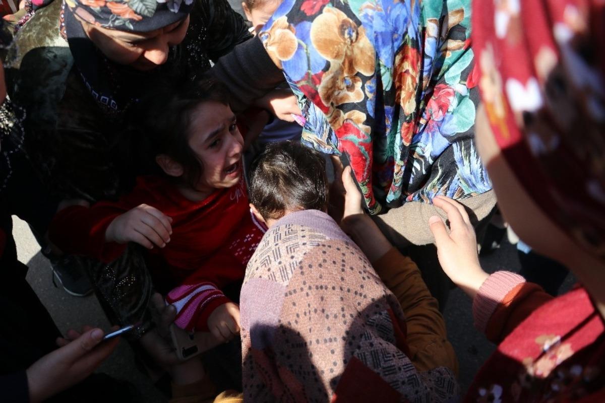 Yangından etkilenip ağlayan &ccedil;ocuklarını teselli etti