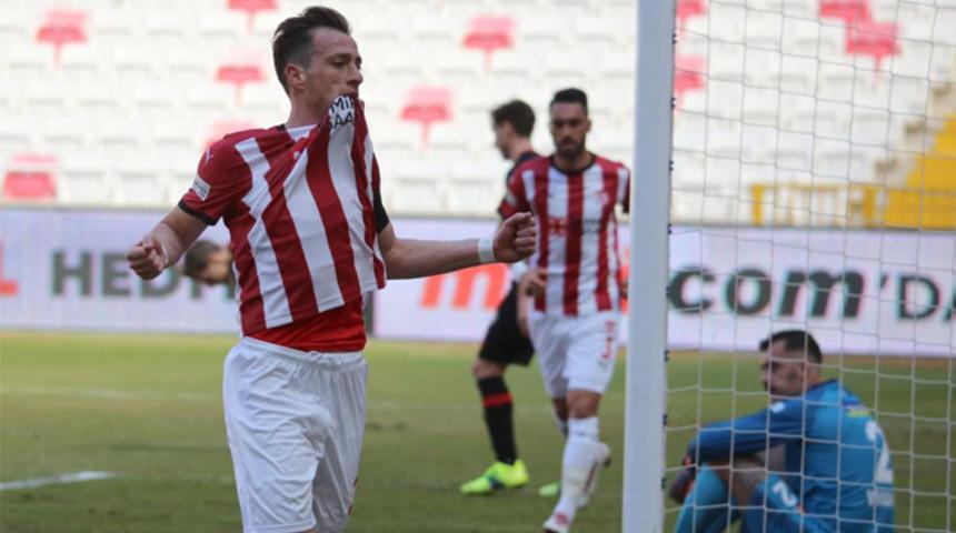  Sivasspor’un kaptanı Hakan, gol sayısını 6’ya çıkarttı