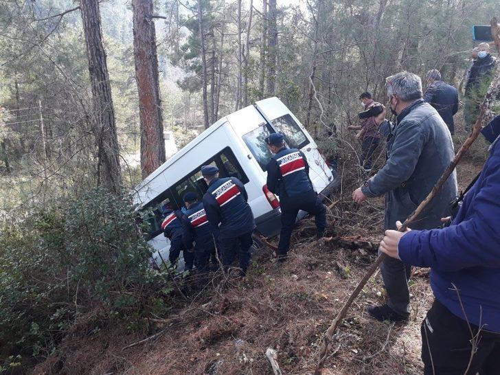 Konfeksiyon işçilerini taşıyan minibüs kaza yaptı: 10 yaralı G4
