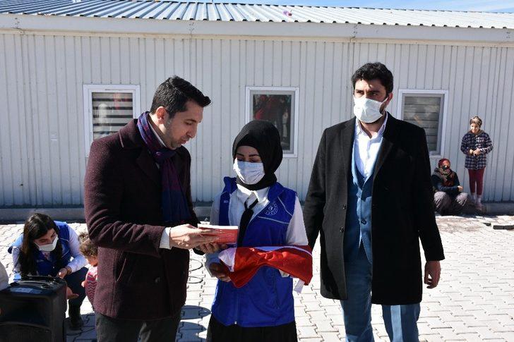 İstiklal Marşı’nın 10 kıtasını ezbere okuyan  Suriyeli Aye, duygulandırdı G3