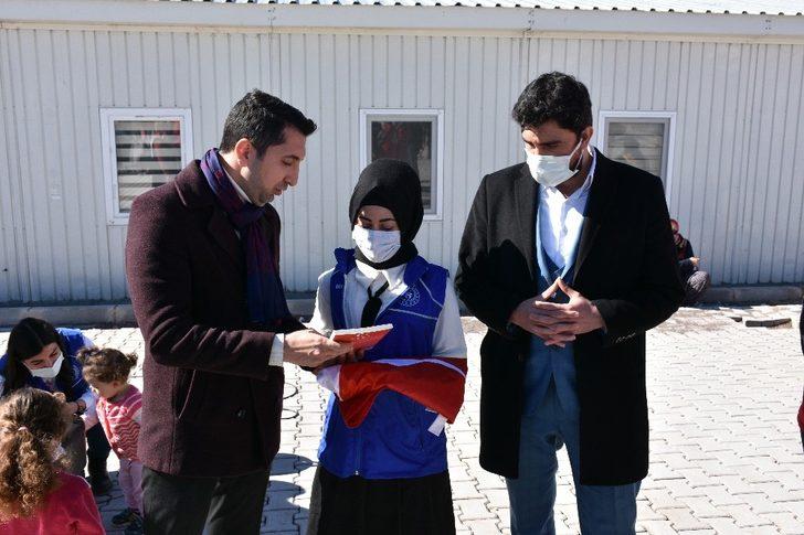 İstiklal Marşı’nın 10 kıtasını ezbere okuyan  Suriyeli Aye, duygulandırdı G4