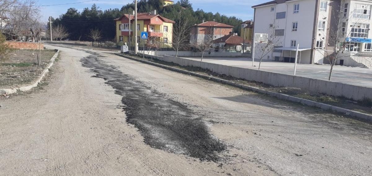 Bozuk yolda yama &ccedil;alışması başlatıldı