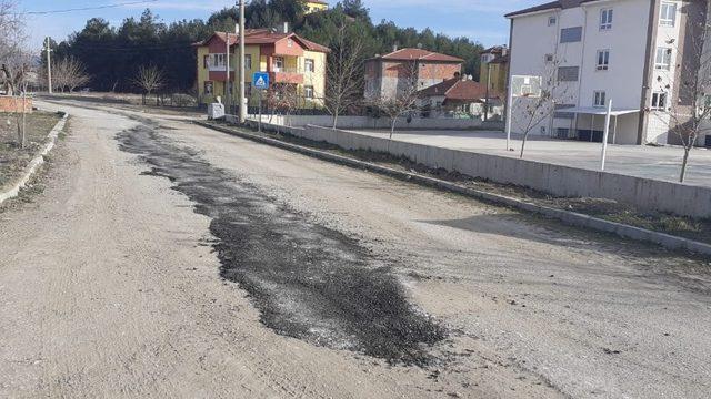 Bozuk yolda yama çalışması başlatıldı