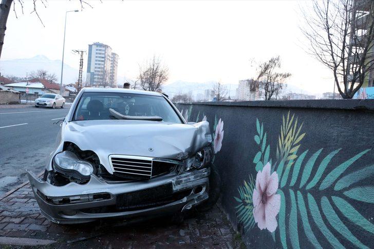 Kayseri'de köpeğe çarpmamak için manevra yapan aracın sürücüsü yaralandı G1