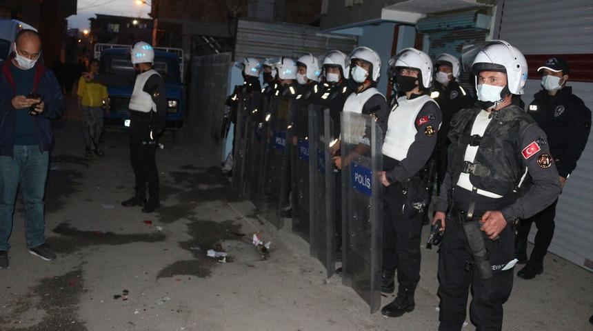 Adana'da s&uuml;nnet d&uuml;ğ&uuml;n&uuml;n&uuml;n ardından silahlı-bı&ccedil;aklı kavga: 1 &ouml;l&uuml;, 2 yaralı