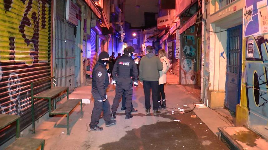 Beyoğlu'nda eğlence mekanına koronavirüs baskını: 3 kişi gözaltına alındı