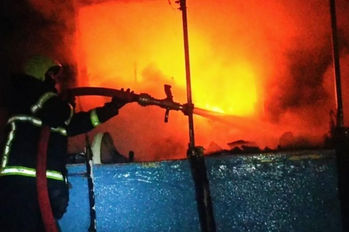 Alev alev yanan ev k&uuml;le d&ouml;nd&uuml;