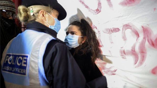 Londra da Sarah Everard cinayetini protesto eden kadınlara polis m&uuml;dahale etti 3