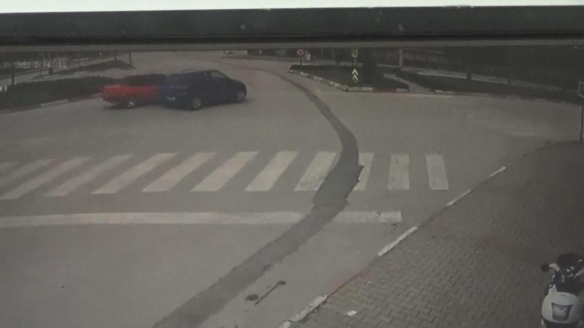 İki otomobil b&ouml;yle &ccedil;arpıştı: 2 yaralı