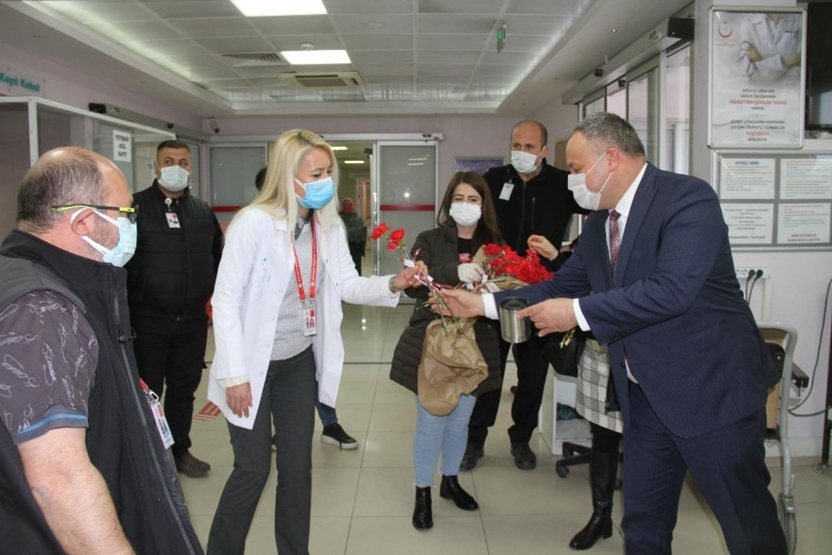 Buca Belediyesinden sağlık&ccedil;ılara kırmızı karanfil
