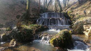 Bu ilçelerin şelalelerinin 10 yaşındaki Yağmur tanıtıyor