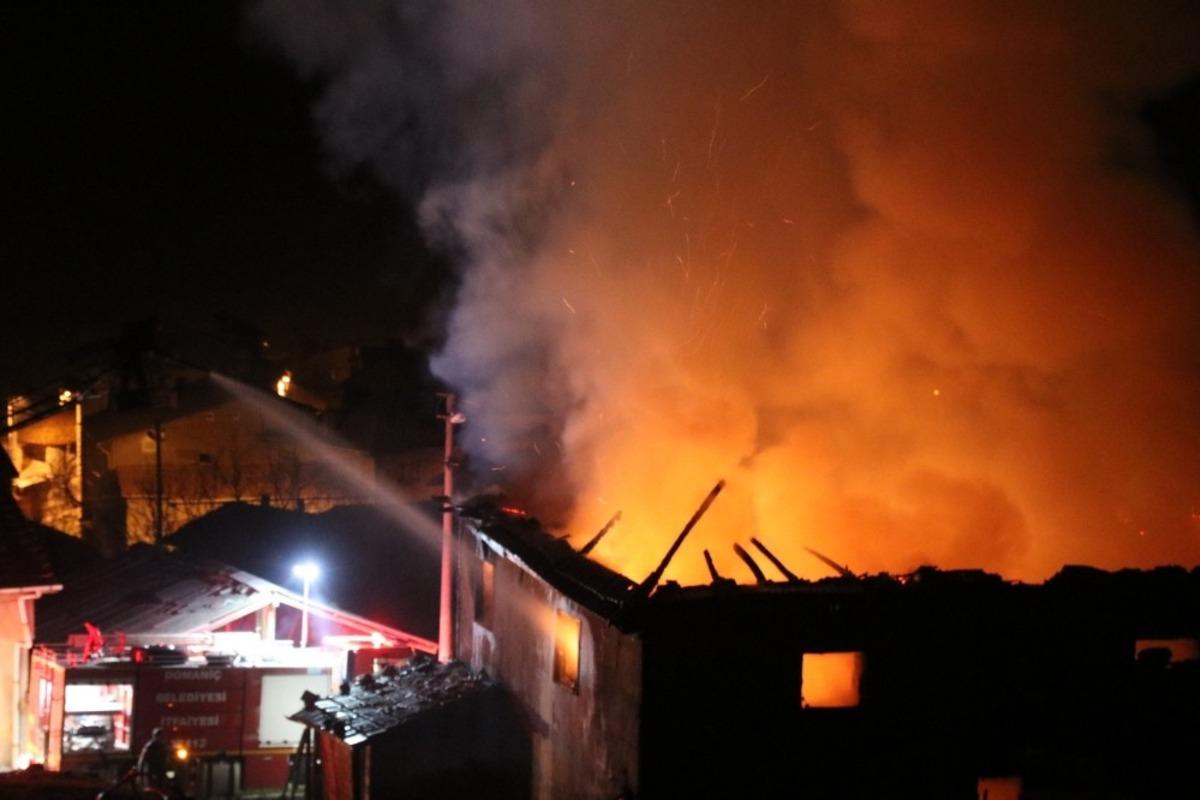 İki katlı ahşap ev yangında kullanılamaz hale geldi