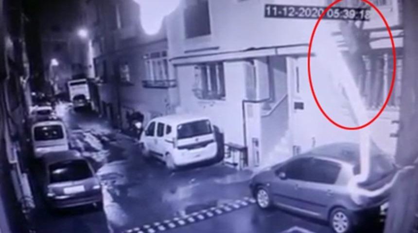 Pencere korkuluklarından tırmanıp eve giren hırsız kamerada