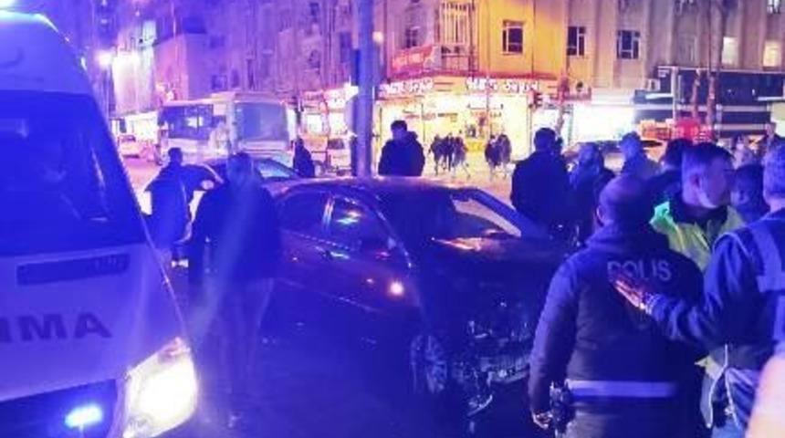 Diyarbakır&rsquo;da otomobiller kafa kafaya &ccedil;arpıştı: 4 yaralı