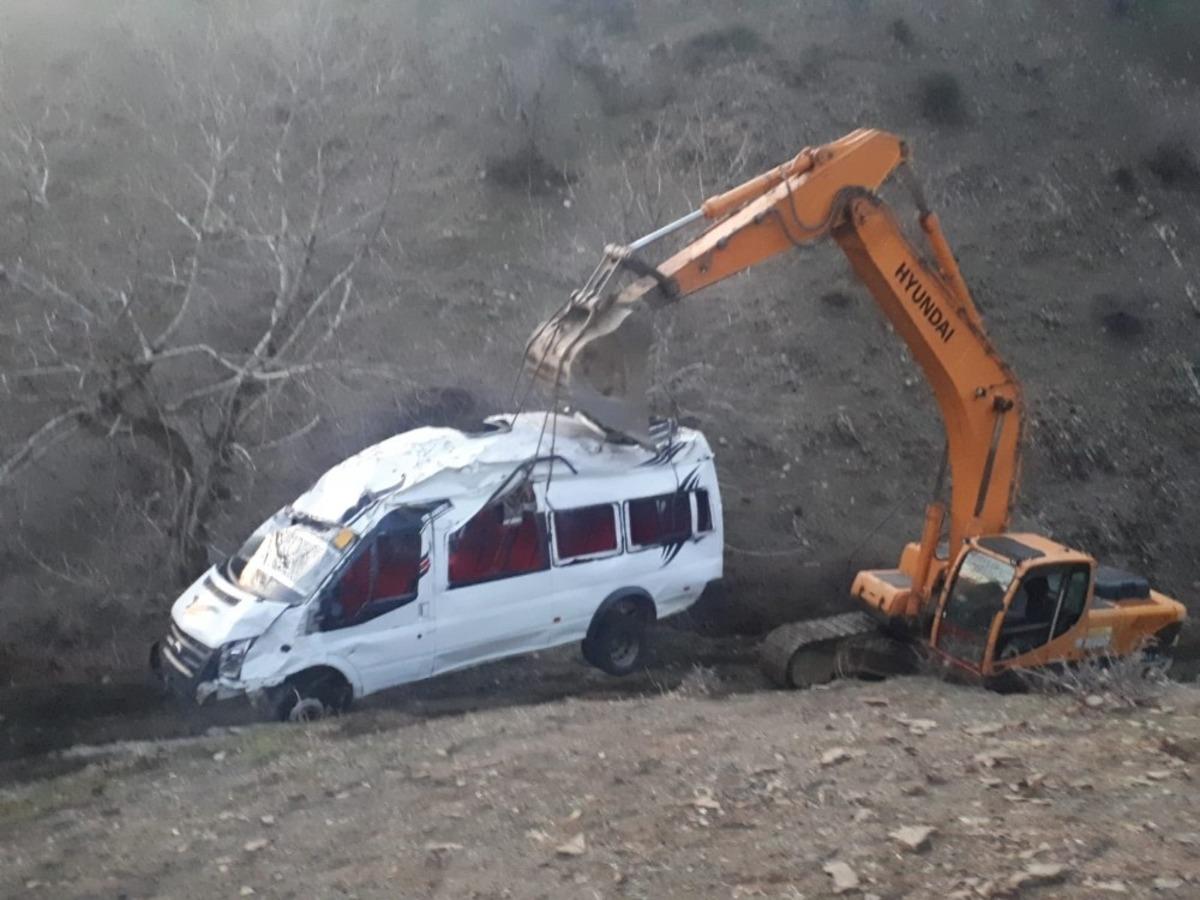 Batman&rsquo;da 2 kardeşe mezar olan minib&uuml;s yuvarlandığı u&ccedil;urumdan 4 g&uuml;n sonra &ccedil;ıkarıldı