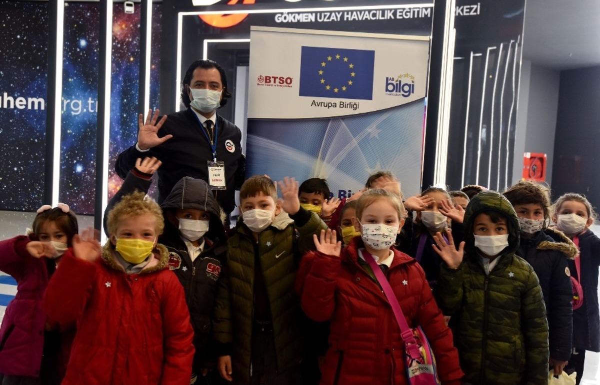 &Ccedil;ocuklar GUHEM&rsquo;de astronot kıyafeti giydi, u&ccedil;ak kullandı