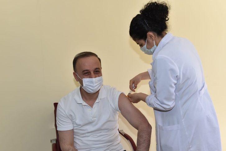 Şanlıurfa Valisi Erin ikinci doz aşıyı da yaptırdı G1