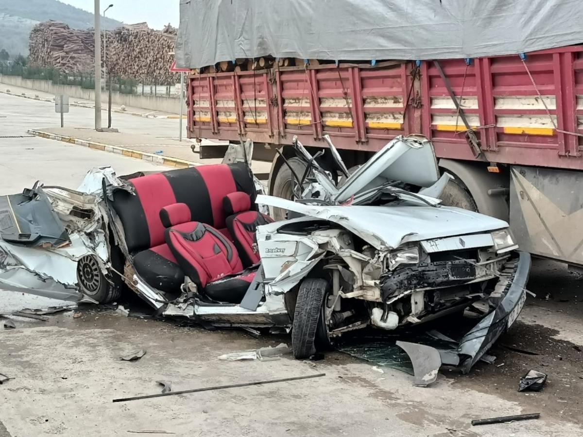 İki tırın arasında kaldı: 1 &ouml;l&uuml;