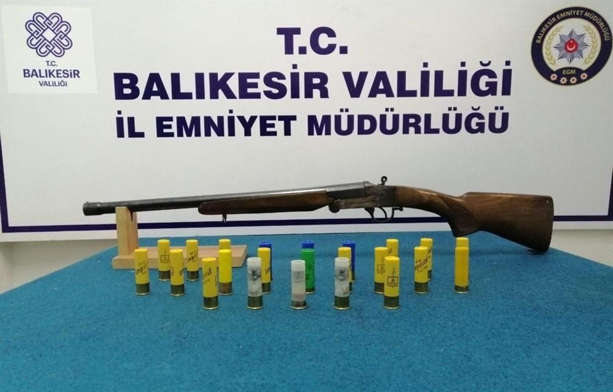 Balıkesir&rsquo;de polis 2 aranan şahsı yakaladı