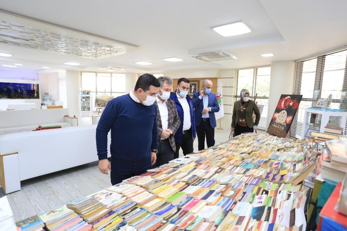 AK Parti&rsquo;den 5 bin kitap bağışı