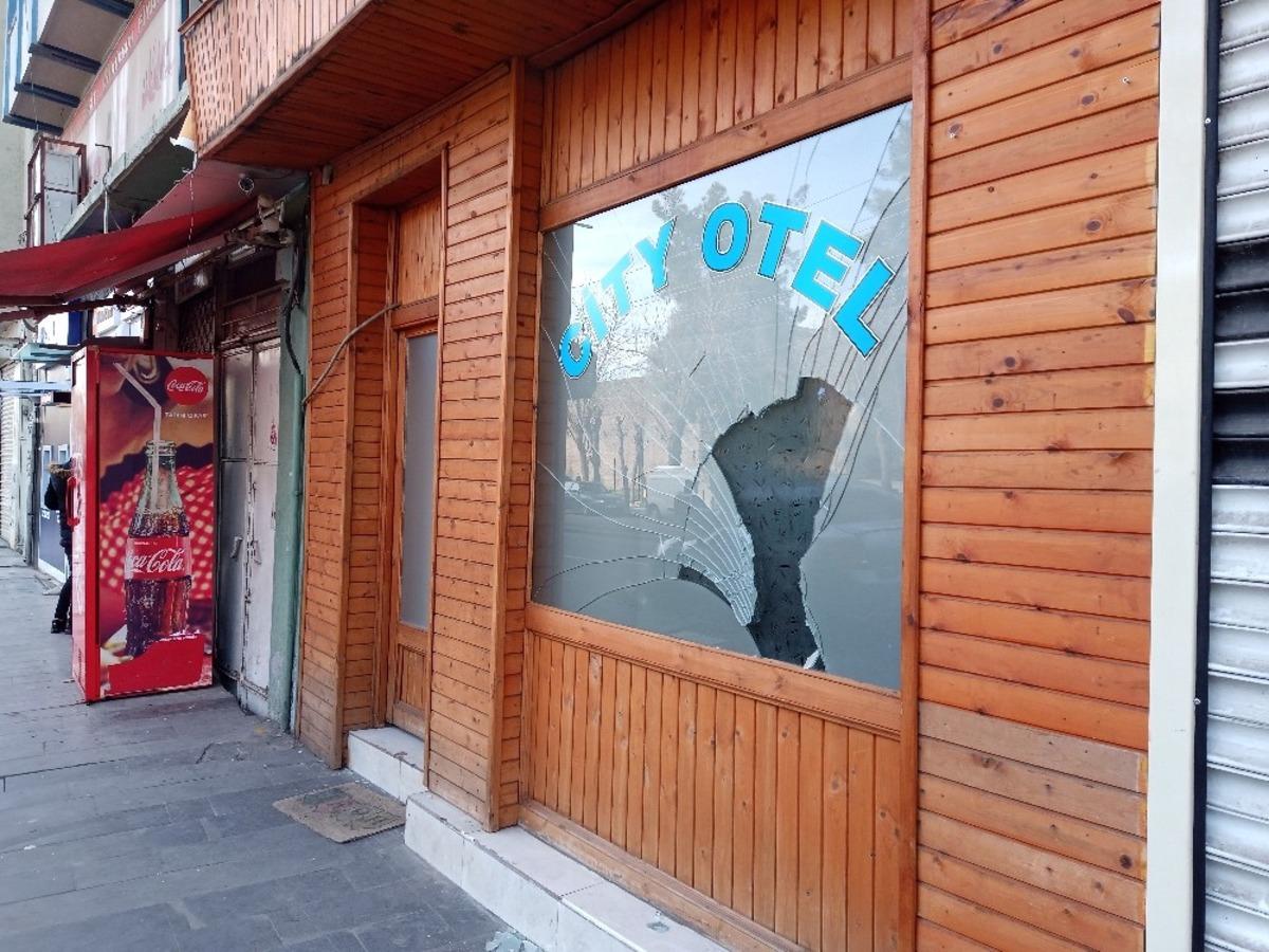 Resepsiyondaki tartışmaya baba da dahil olunca kavga b&uuml;y&uuml;d&uuml;: 1 &ouml;l&uuml;, 3 yaralı