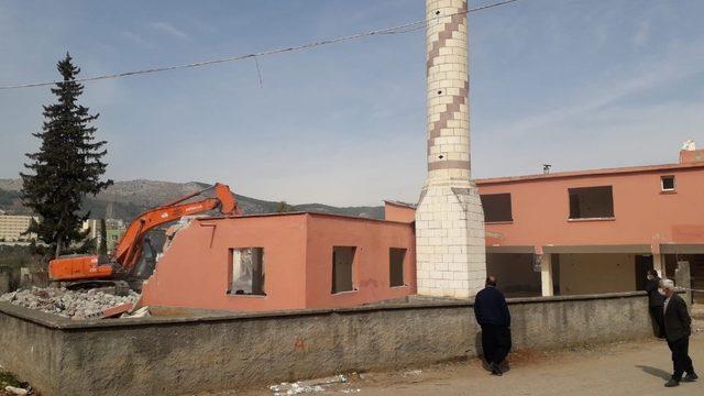 40 yıllık cami yenilenmek üzere yıkıldı