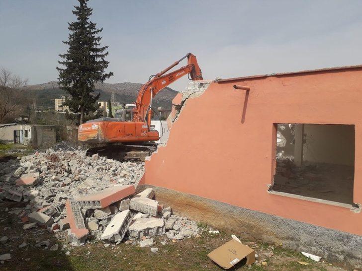 40 yıllık cami yenilenmek üzere yıkıldı G3