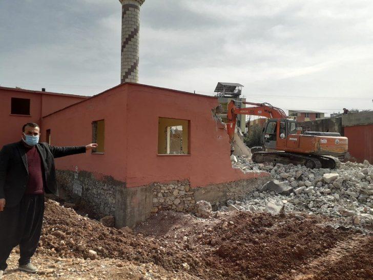 40 yıllık cami yenilenmek üzere yıkıldı G4