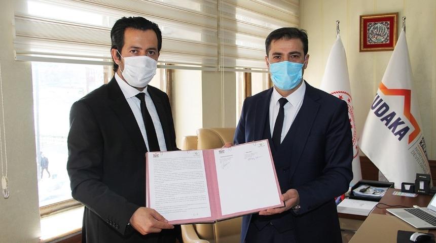 Demir&ouml;z&uuml; Barajına &Ouml;zendiren Projenin destek s&ouml;zleşmesinin imzaları atıldı