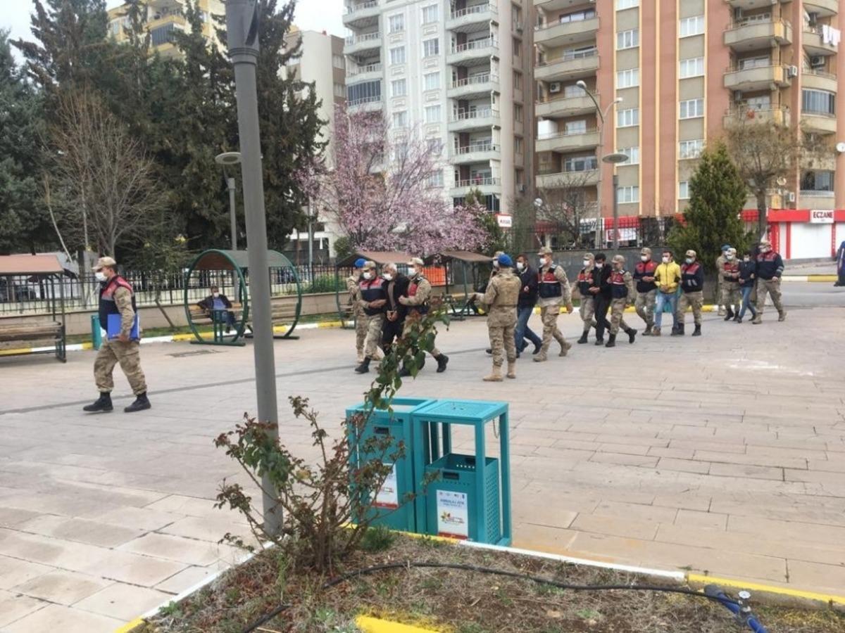 78 yaşındaki adamı darp ederek &ouml;ld&uuml;ren 5 kişi yakalandı