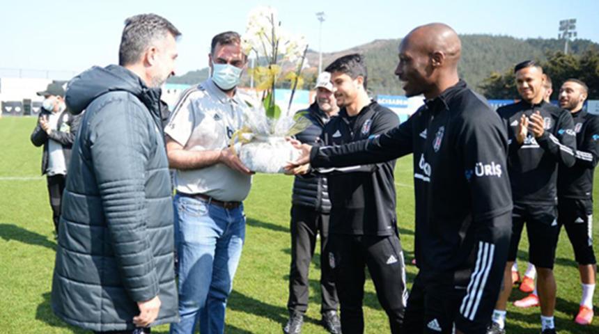 Beşiktaşlı futbolculardan sağlık ekibine çiçek