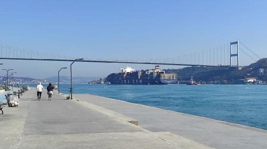 3 futbol sahası uzunluğunda! Dev konteyner gemisi, İstanbul Boğazı'ndan geçti