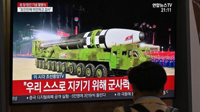 Kuzey Kore, Ekim 2020'de bir geçit töreninde son askeri gücünü gösteriyor