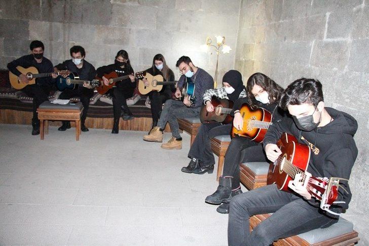 Çizgilerle İstiklal Marşı’nı resimlediler G3